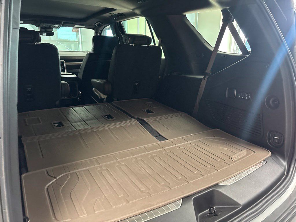Used 2025 GMC Yukon Denali Ultimate w/ LPO, Floor Liner Package AWD/4WD image 5