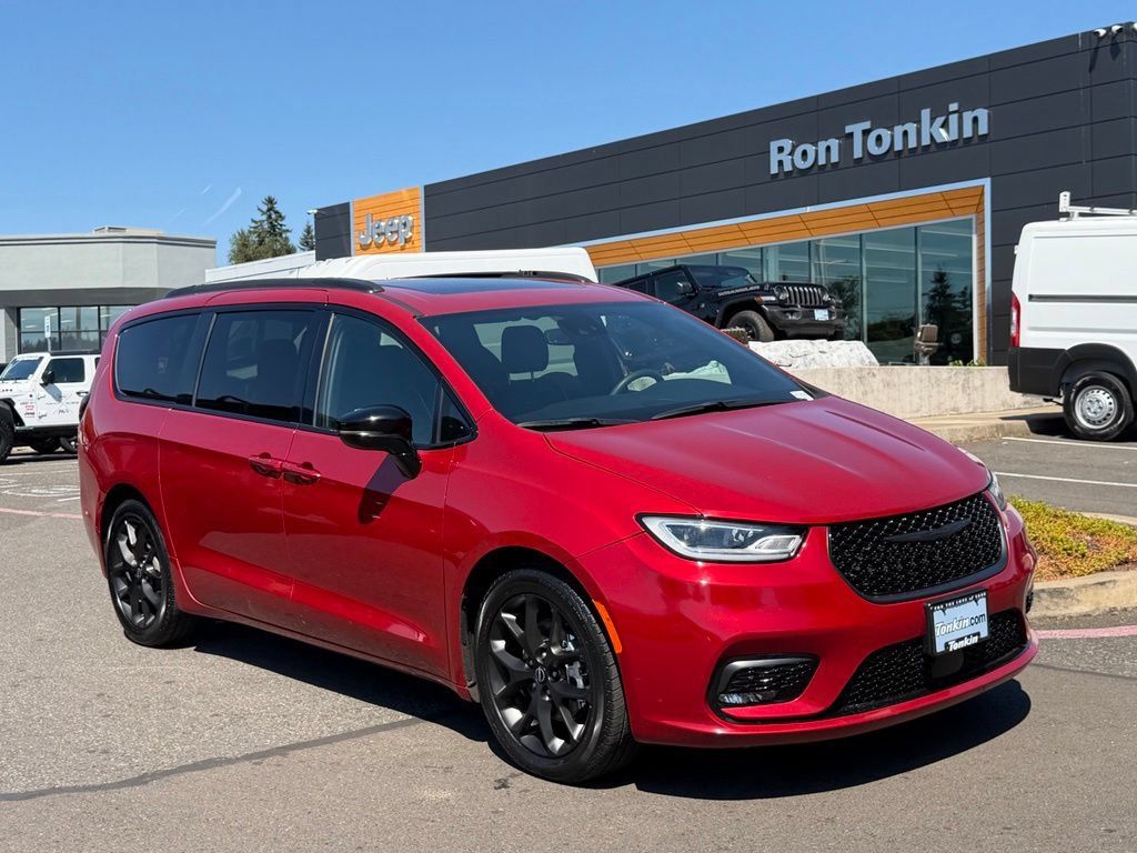 Used 2025 Chrysler Pacifica Limited FWD image 2