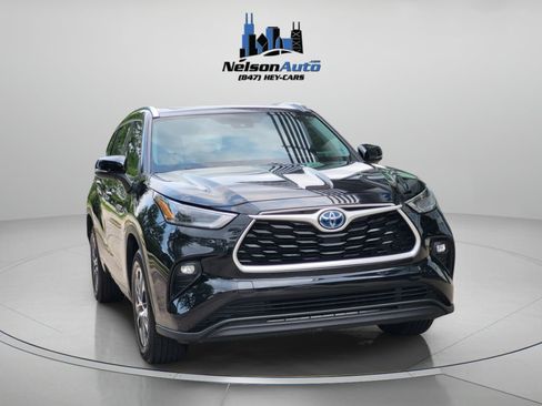 Used 2021 Toyota Highlander XLE FWD image 2