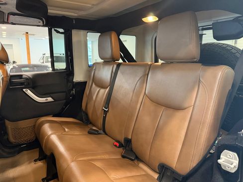 Used 2015 Jeep Wrangler Unlimited Sahara w/ Connectivity Group AWD/4WD image 17