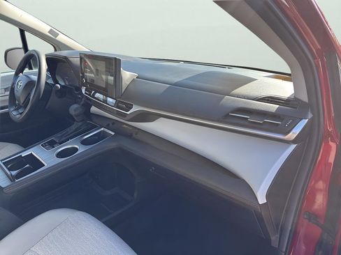 Used 2025 Toyota Sienna LE image 14