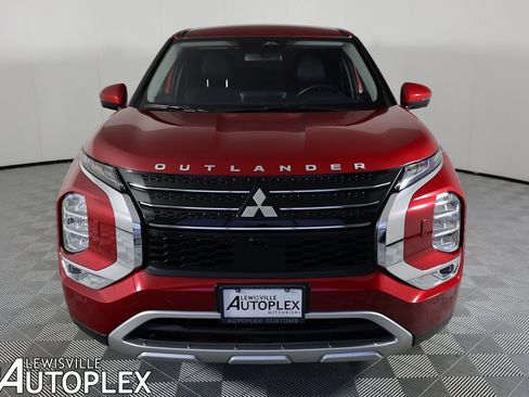 Used 2022 Mitsubishi Outlander SE image 2