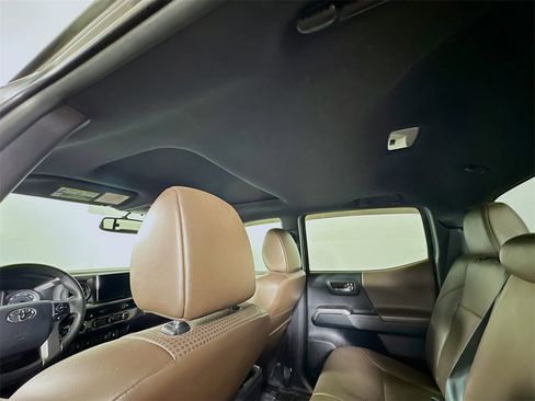 Used 2016 Toyota Tacoma Limited image 11