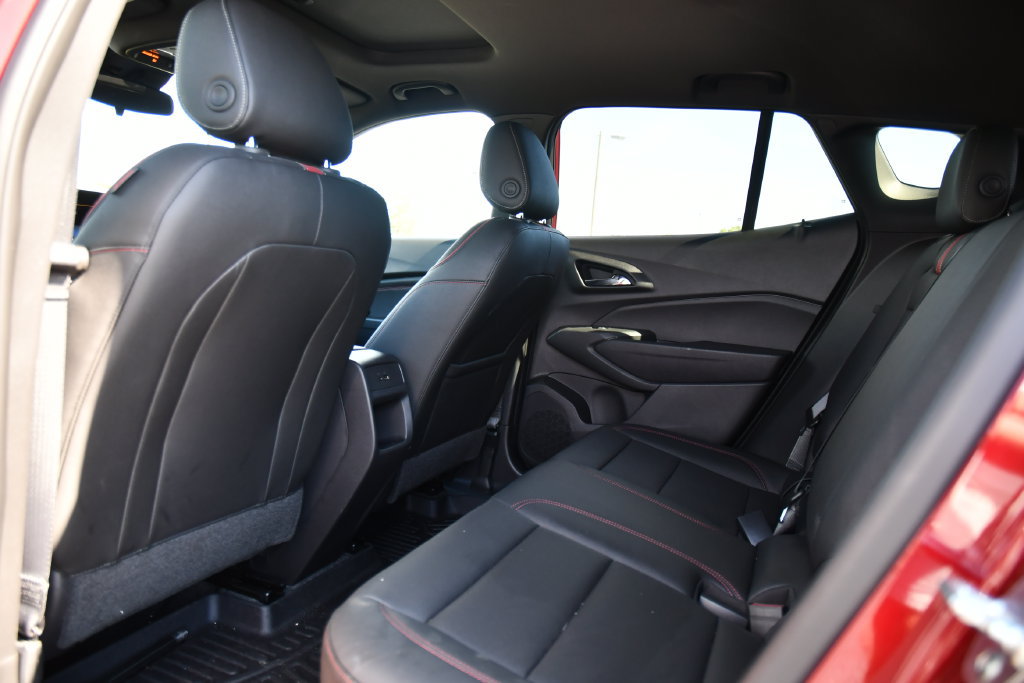 Used 2025 Chevrolet Trax RS w/ Sunroof Package FWD image 19
