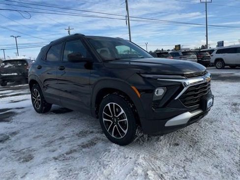 Used 2025 Chevrolet TrailBlazer LT image 2