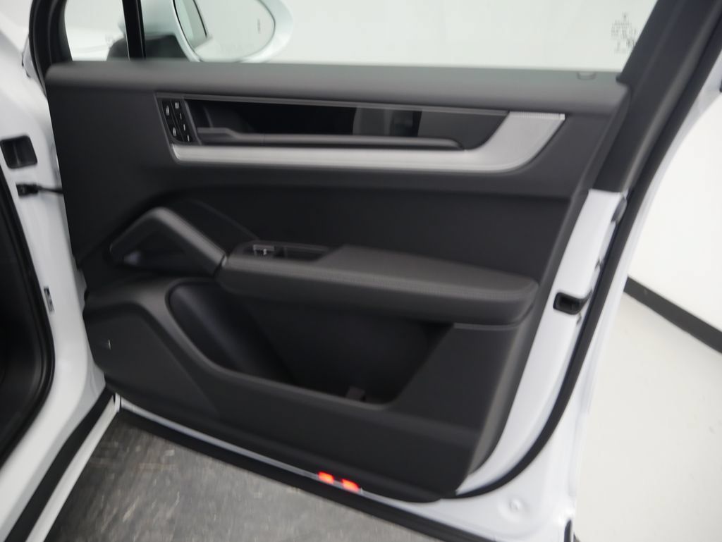 Certified 2026 Porsche Cayenne AWD/4WD image 27
