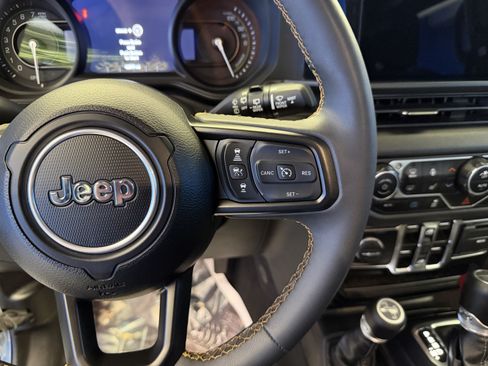 Used 2024 Jeep Wrangler Unlimited w/ Convenience Group AWD/4WD image 17