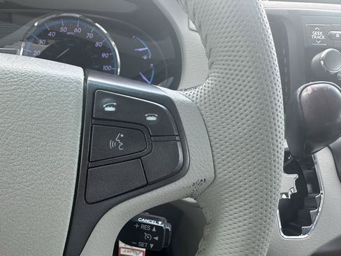 Used 2012 Toyota Sienna XLE FWD image 10