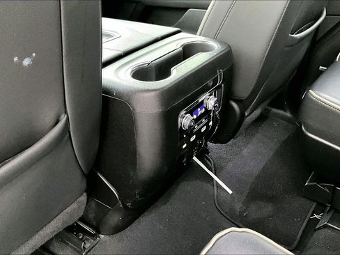 Used 2023 GMC Yukon SLT w/ SLT Premium Package image 31