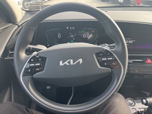 Used 2023 Kia Niro EX image 22