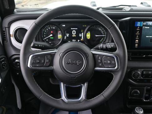 Used 2025 Jeep Wrangler Unlimited Sahara w/ Safety Group AWD/4WD image 17