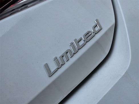 New 2025 Hyundai Elantra Limited image 12