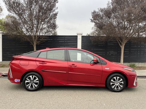 Used 2018 Toyota Prius Prime Advanced image 1