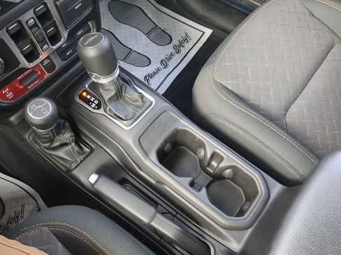 Used 2025 Jeep Gladiator Mojave w/ Convenience Group image 30