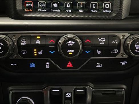 Used 2022 Jeep Wrangler Unlimited Sahara w/ Cold Weather Group AWD/4WD image 17