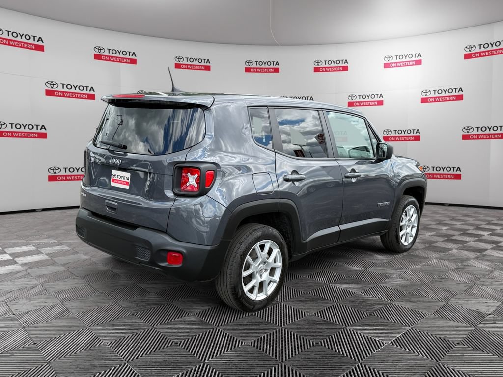 Used 2023 Jeep Renegade Latitude AWD/4WD image 5