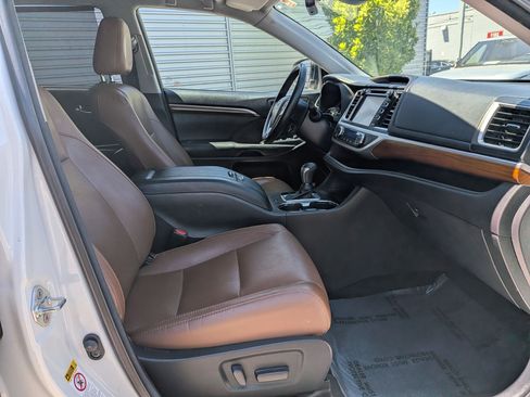 Used 2018 Toyota Highlander Limited Platinum AWD/4WD image 32