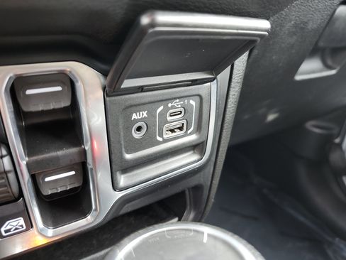 Used 2024 Jeep Wrangler Unlimited w/ Convenience Group AWD/4WD image 4