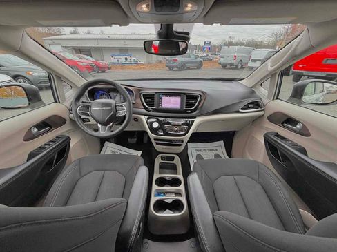 Used 2023 Chrysler Voyager LX image 20