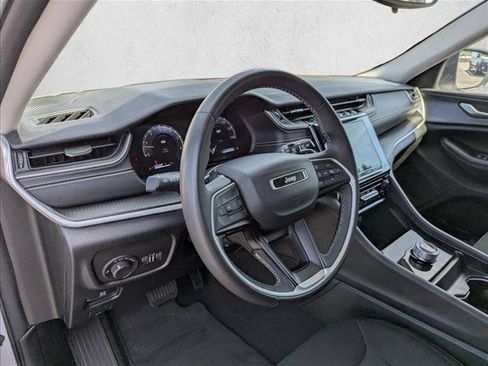 Used 2024 Jeep Grand Cherokee Laredo AWD/4WD image 11