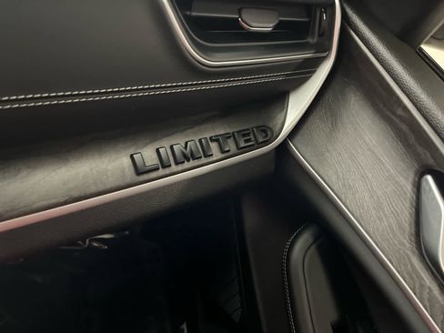 Used 2024 Jeep Grand Cherokee Limited w/ Black Appearance Package image 43