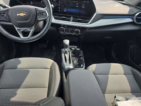 Used 2025 Chevrolet Trax LT w/ Driver Confidence Package FWD image 14
