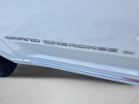 Used 2025 Jeep Grand Cherokee Summit AWD/4WD image 27