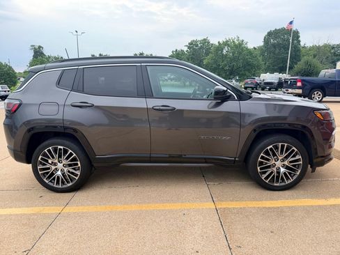 Used 2024 Jeep Compass Limited w/ Elite Group AWD/4WD image 2
