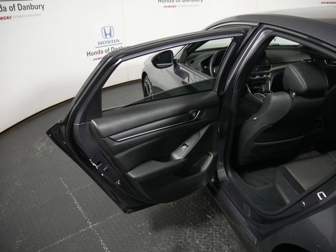 Used 2018 Honda Accord Sport image 9