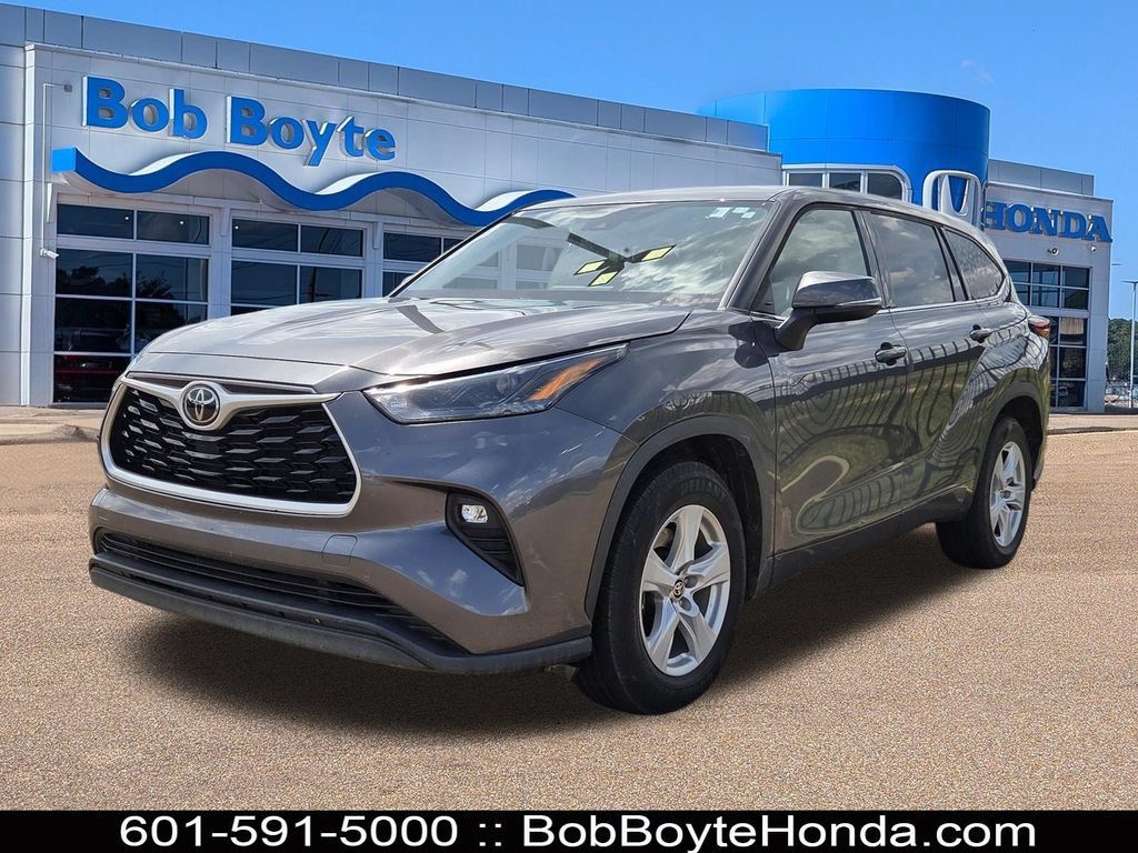 Used 2022 Toyota Highlander LE FWD image 1