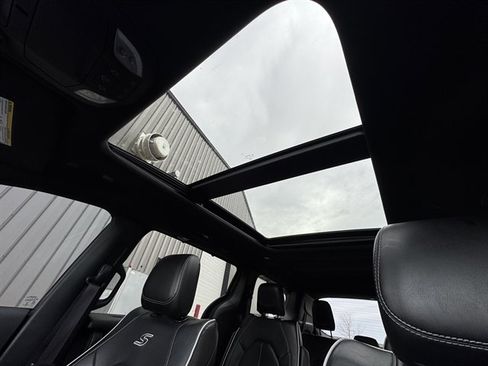 Used 2023 Chrysler Pacifica Limited w/ S Appearance Package image 18