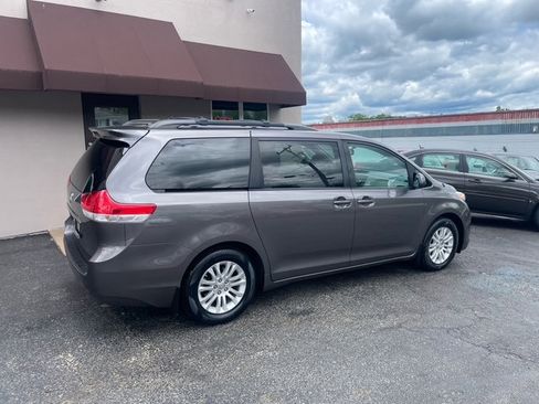 Used 2014 Toyota Sienna XLE image 6