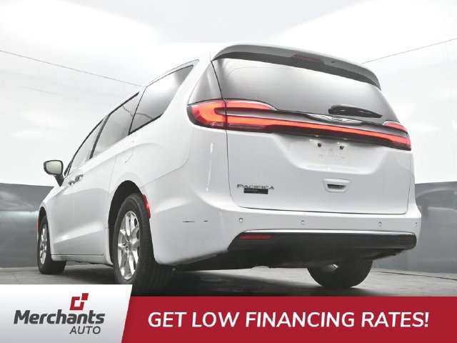Used 2024 Chrysler Pacifica Touring-L FWD image 38