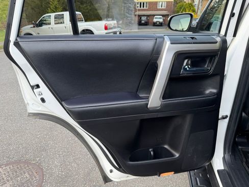 Used 2020 Toyota 4Runner SR5 AWD/4WD image 22