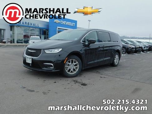 Used 2023 Chrysler Pacifica Touring-L image 1