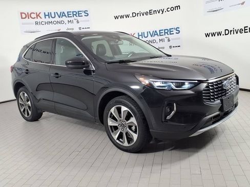 Used 2023 Ford Escape Platinum AWD/4WD image 3