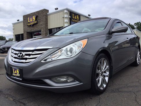 Used 2013 Hyundai Sonata SE w/ Navigation & Sunroof Pkg FWD image 2
