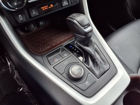 Used 2019 Toyota RAV4 Limited AWD/4WD image 8