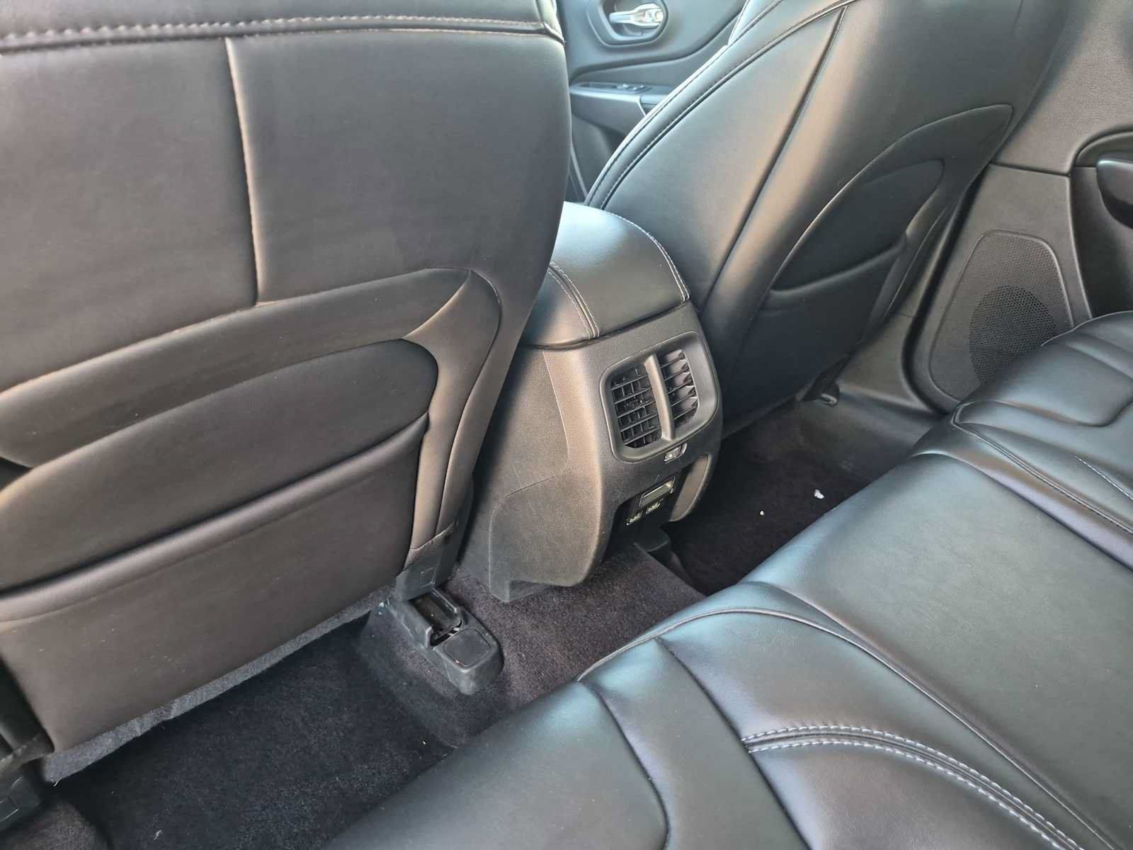 Used 2019 Jeep Cherokee Latitude Plus w/ Cold Weather Group AWD/4WD image 18