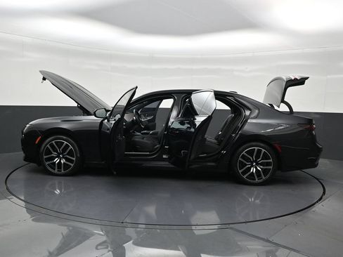 Used 2025 BMW 740i xDrive AWD/4WD image 34