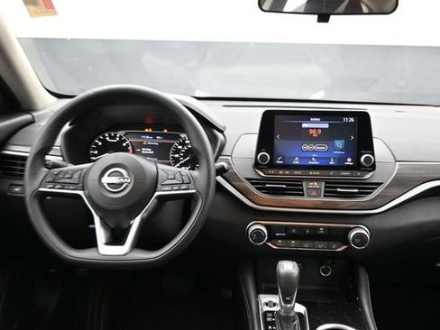 Used 2023 Nissan Altima 2.5 SV FWD image 6