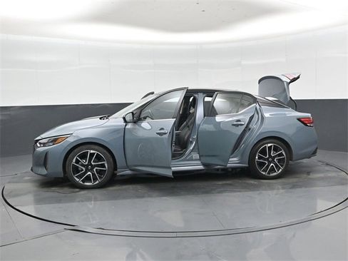 Used 2025 Nissan Sentra SR w/ SR Premium Package image 49