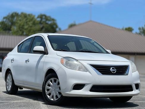 Used 2014 Nissan Versa SV FWD image 3