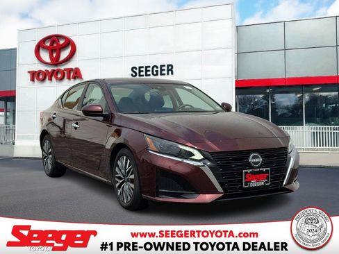 Used 2023 Nissan Altima 2.5 SV image 1