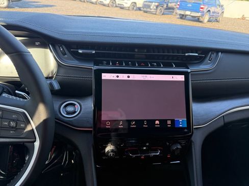 New 2025 Jeep Grand Cherokee Limited image 16