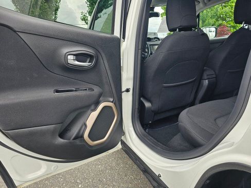 Used 2015 Jeep Renegade Latitude AWD/4WD image 21