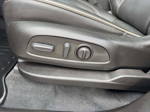 Used 2023 Chevrolet Traverse Premier image 18