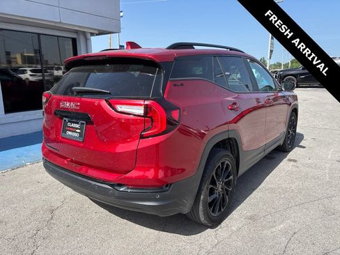 Used 2024 GMC Terrain SLE w/ Driver Convenience Package FWD image 2