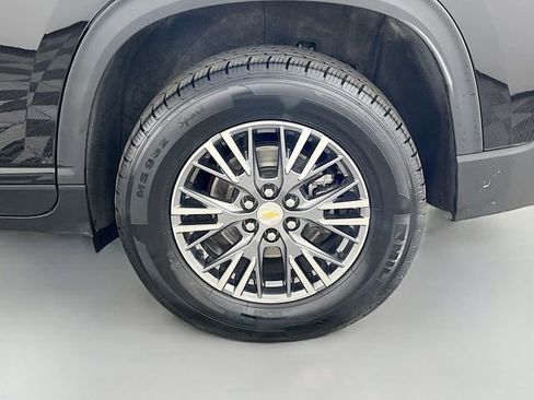 Used 2025 Chevrolet Traverse LT image 36