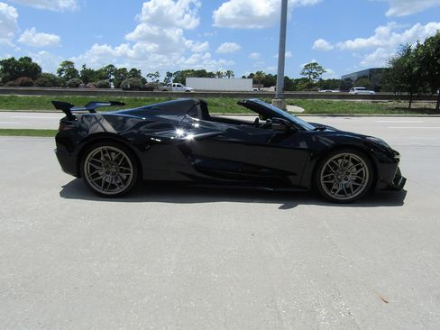 Used 2024 Chevrolet Corvette Z06 RWD image 4